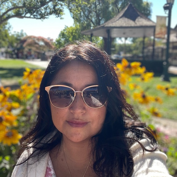 Meet your Posher, Laura - Picture 1 of 1